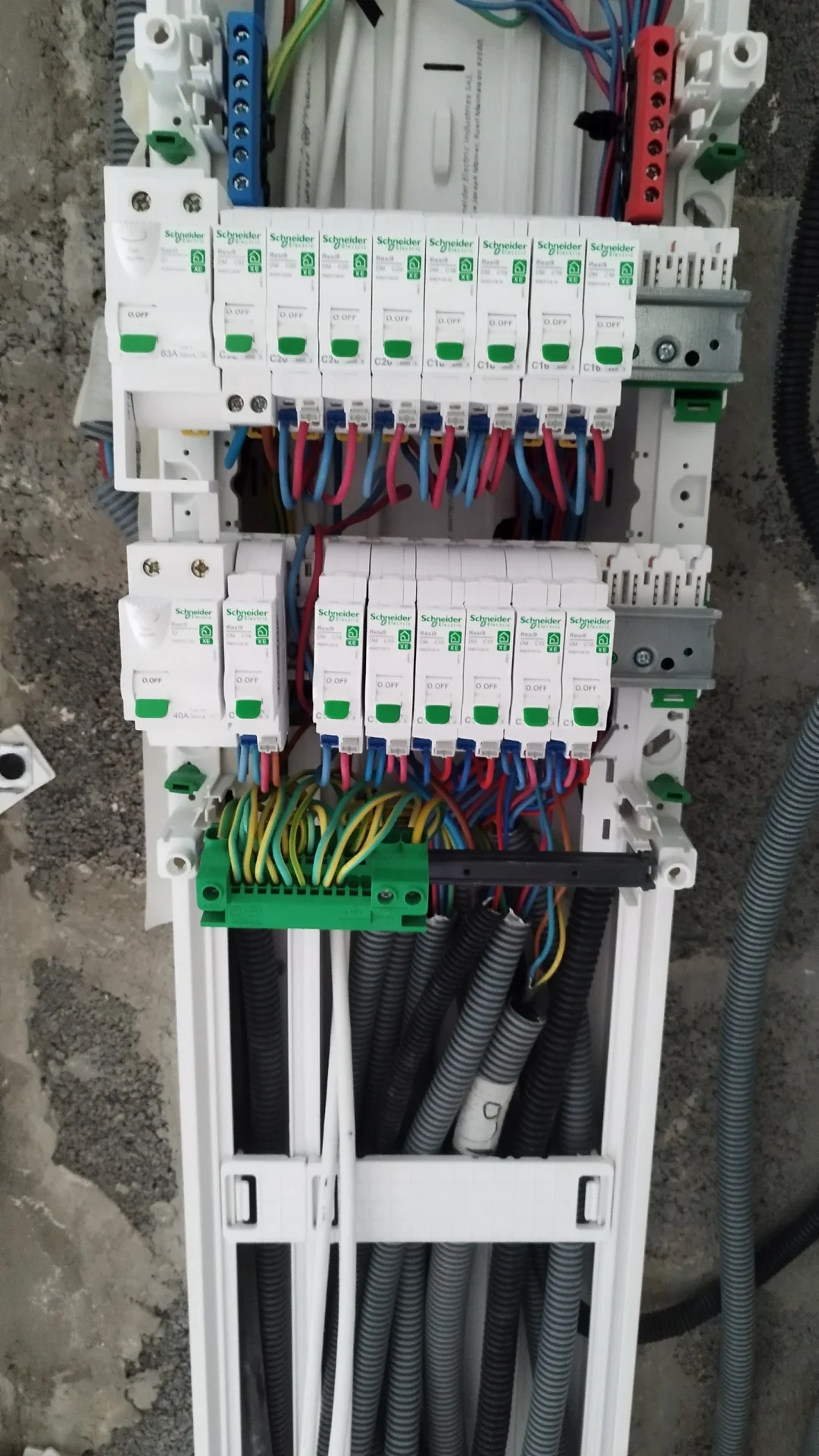 Le tableau électrique déplacé et recâblé. Nouveau tableau électrique en cours de câblage après son déplacement, rénovation à Montpellier