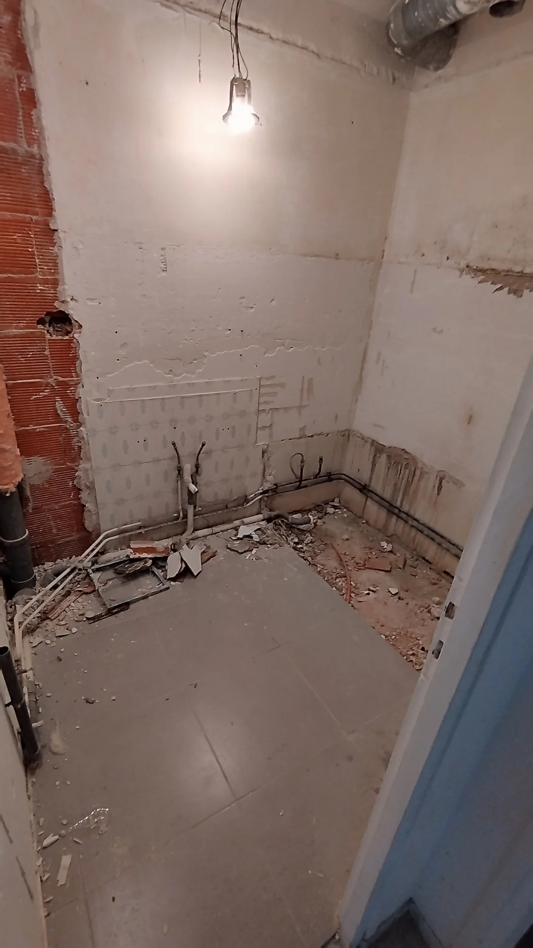 La salle de bain d'origine, après démolition. Salle de bain démolie avant travaux, anciens réseaux apparents, appartement quartier Boutonnet