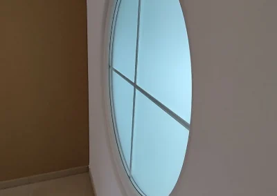Rénovation appartement Montpellier : un œil-de-bœuf et une fenêtre triangulaire dans un duplex à Port Marianne